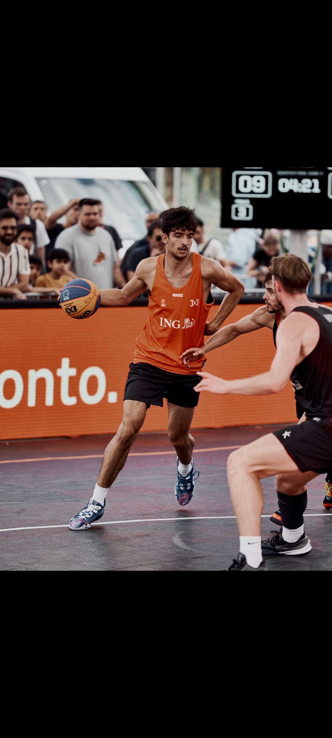 Trainerfoto mit Basketball